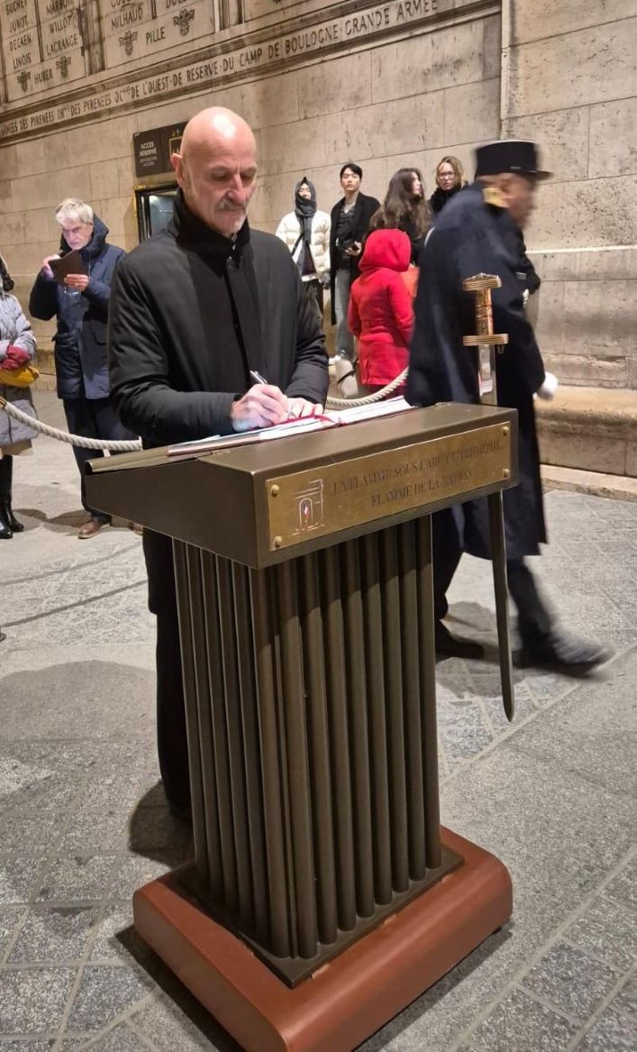Le Président Guillaume Foulard signant le registre de l'Arc de Triomphe