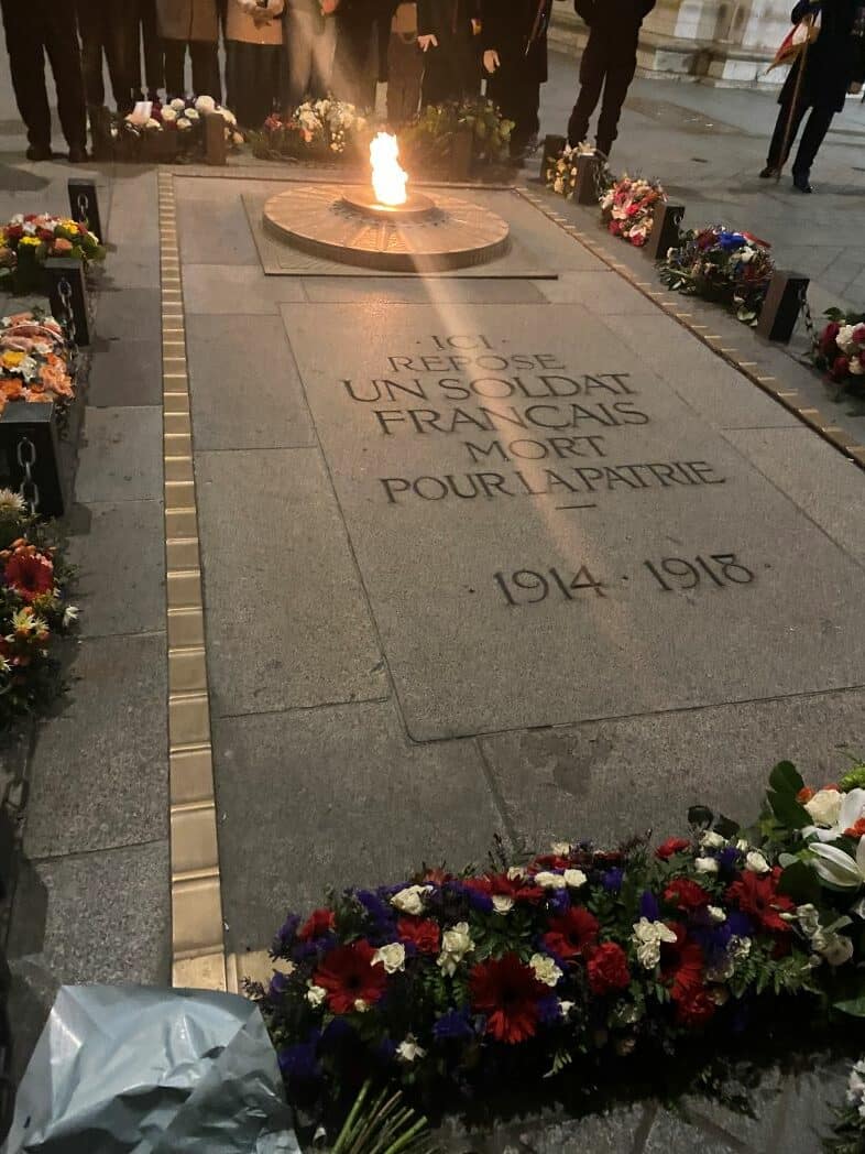 Les gerbes et la Flamme ravivée